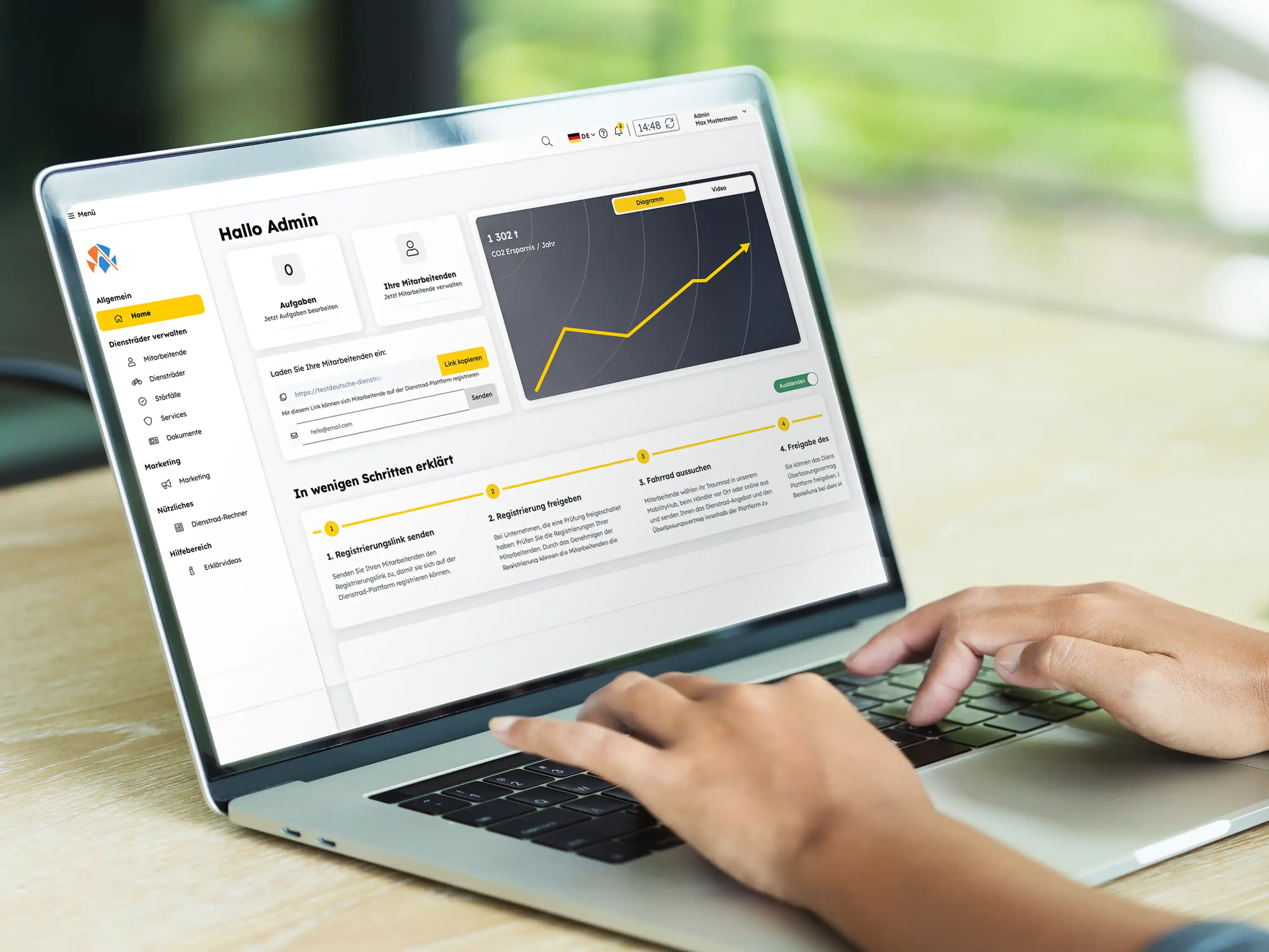 Ein Laptop zeigt die Deutsche Dienstrad Plattform mit der Startseite für Arbeitgeber. 